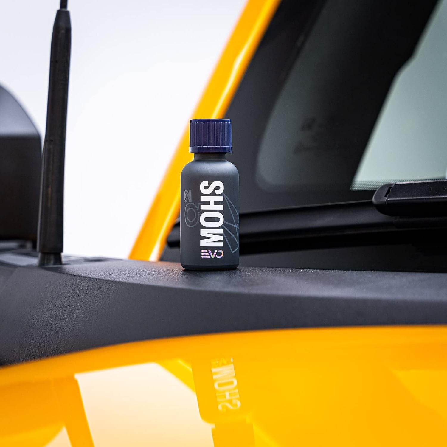 GYEON MOHS EVO Ceramic Coating for Cars High Gloss and Super Slick 30ml | Professional SiO2 ceramic coating delivers deep gloss and up to 3 years of hydrophobic UV protection — single-layer DIY. - Image 5